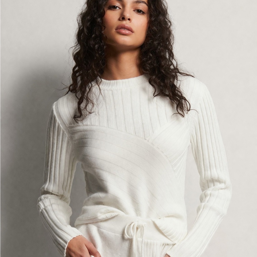 Chic White Ribbed Sweater - Picture 4 of 11